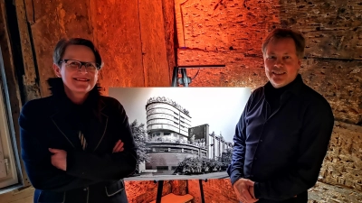 Bei der Ausstellung werden Aufnahmen des Berliner Fotografen Jean Molitor (rechts) gezeigt. Inhaltlich konzipiert hat die Schau die Architekturhistorikerin Dr. Kaija Voss aus Geretsried. (Foto: Jürgen Binder)
