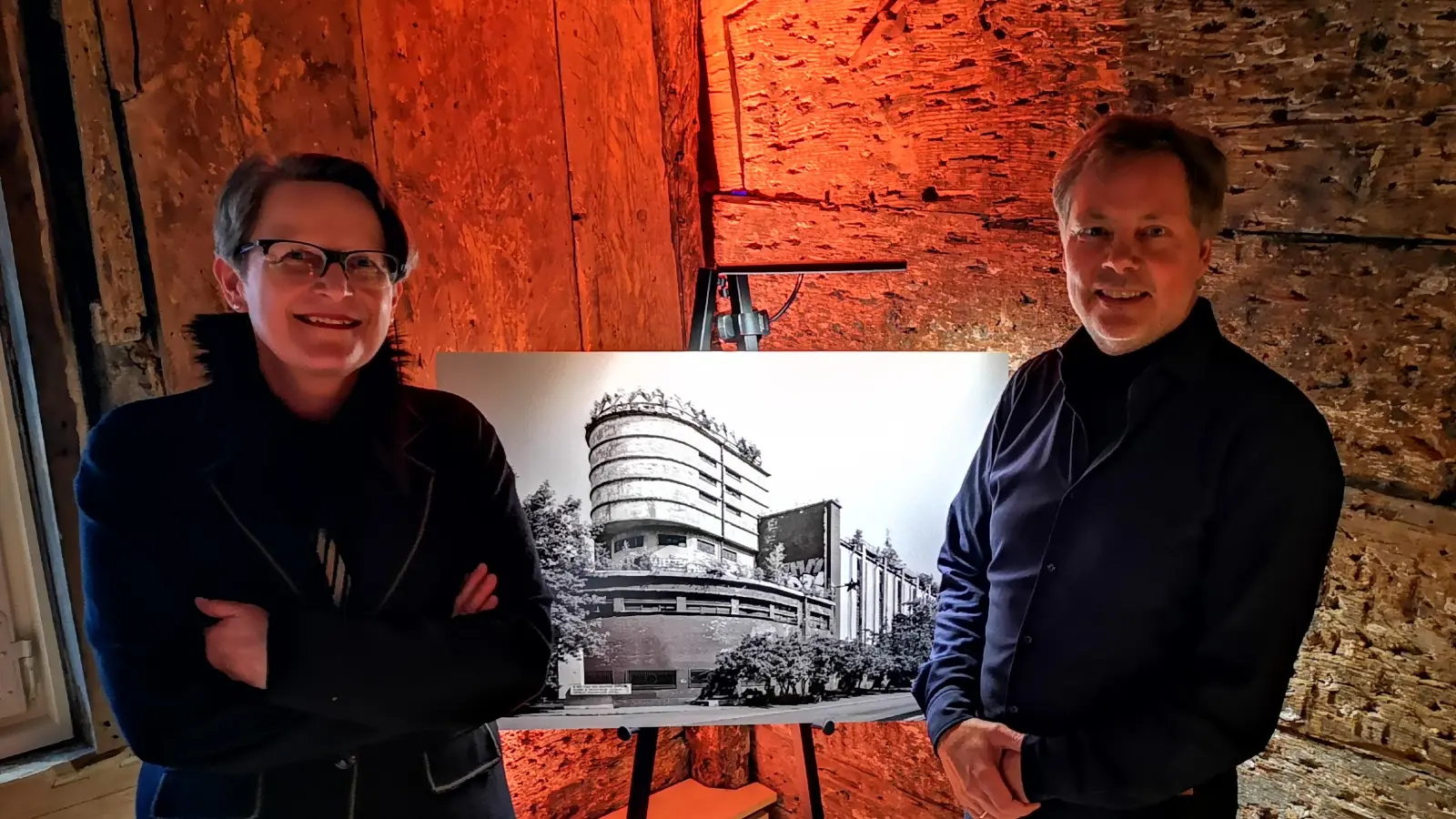 Bei der Ausstellung werden Aufnahmen des Berliner Fotografen Jean Molitor (rechts) gezeigt. Inhaltlich konzipiert hat die Schau die Architekturhistorikerin Dr. Kaija Voss aus Geretsried. (Foto: Jürgen Binder)