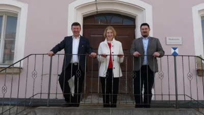 Jürgen Boier (rechts), hier bei einem Termin am Stadtarchiv in Bad Windsheim, könnte die Stadt in seiner Funktion bald verlassen. (Archivbild: Bastian Lauer)