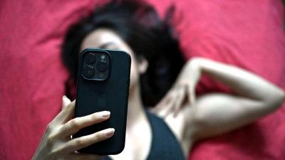 Sich selbstbewusst und sexy zu fühlen ist wohl der Grund für viele, „Thirst Traps“ zu posten. (Symbolbild) (Foto: Elisa Schu/dpa)