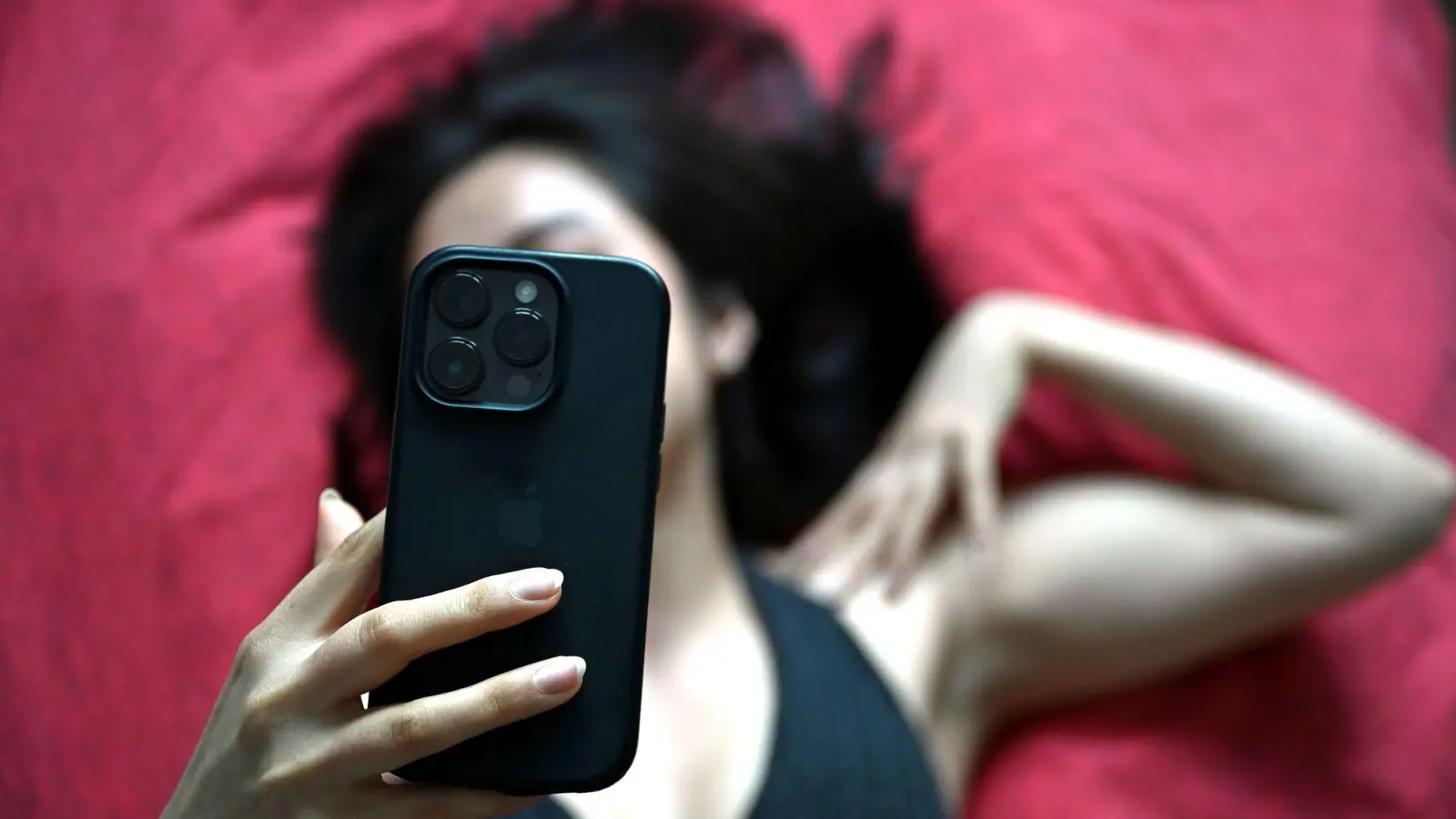 Sich selbstbewusst und sexy zu fühlen ist wohl der Grund für viele, „Thirst Traps“ zu posten. (Symbolbild) (Foto: Elisa Schu/dpa)