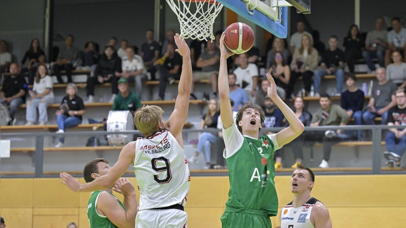 Mattis Stüben (rechts in Grün, im Spiel gegen Vilsbiburg) ist gegen Jahn München wieder für Ansbach am Ball. (Foto: Martin Rügner)