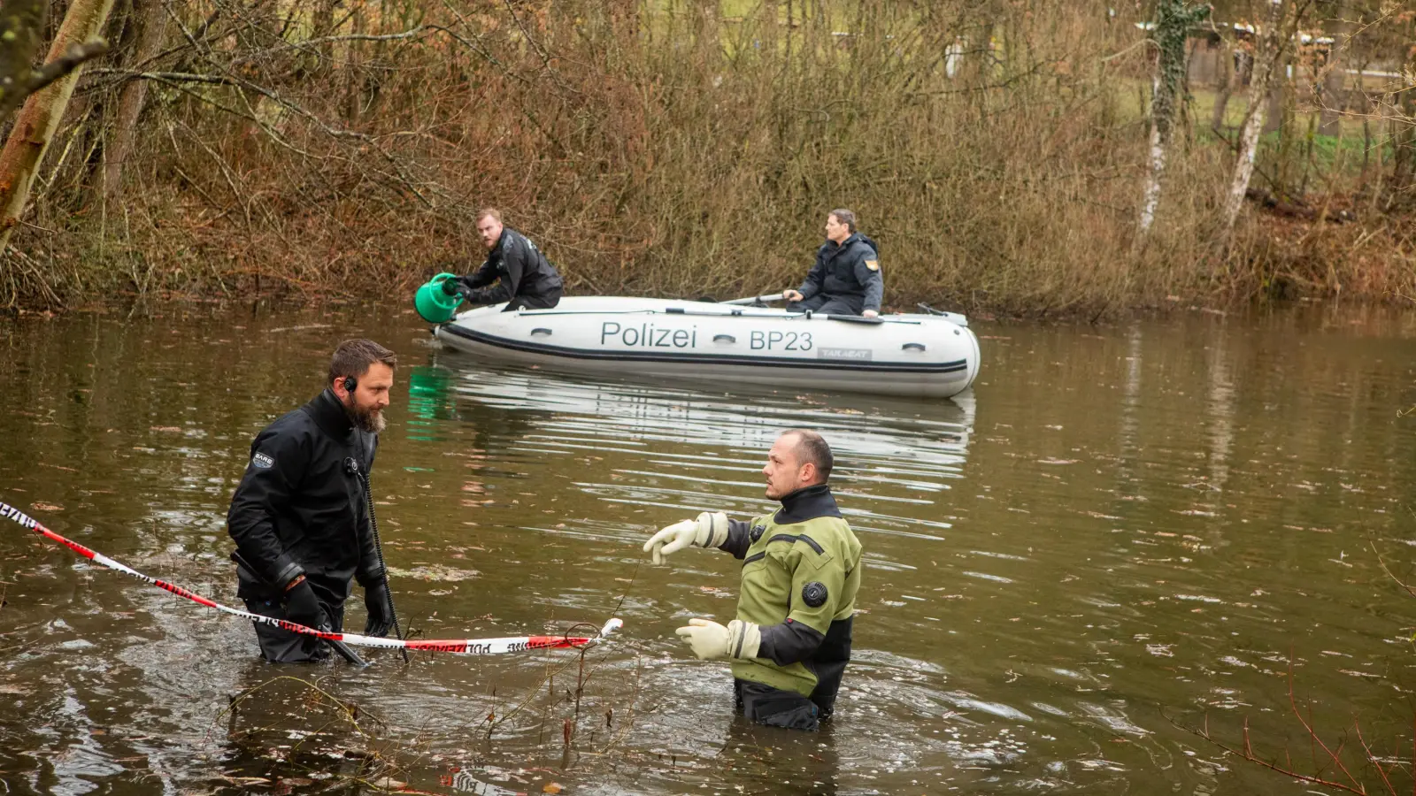 Zwei Tage suchten Spezialkräfte der Polizei nach der Tatwaffe. Am Dienstagnachmittag entdeckten sie das Messer in dem Weiher an der Neuendettelsauer Straße in Heilsbronn.  (Foto: Evi Lemberger)