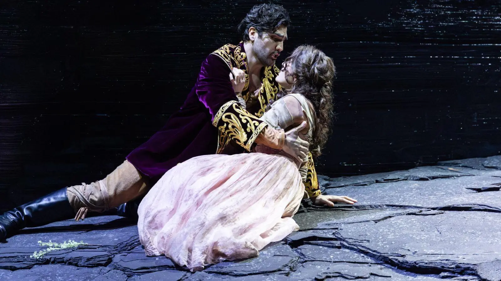 Jonathan Tetelman und Olga Kulchynska wurden vom Publikum gefeiert. (Foto: Geoffroy Schied/Bayerische Staatsoper/dpa)