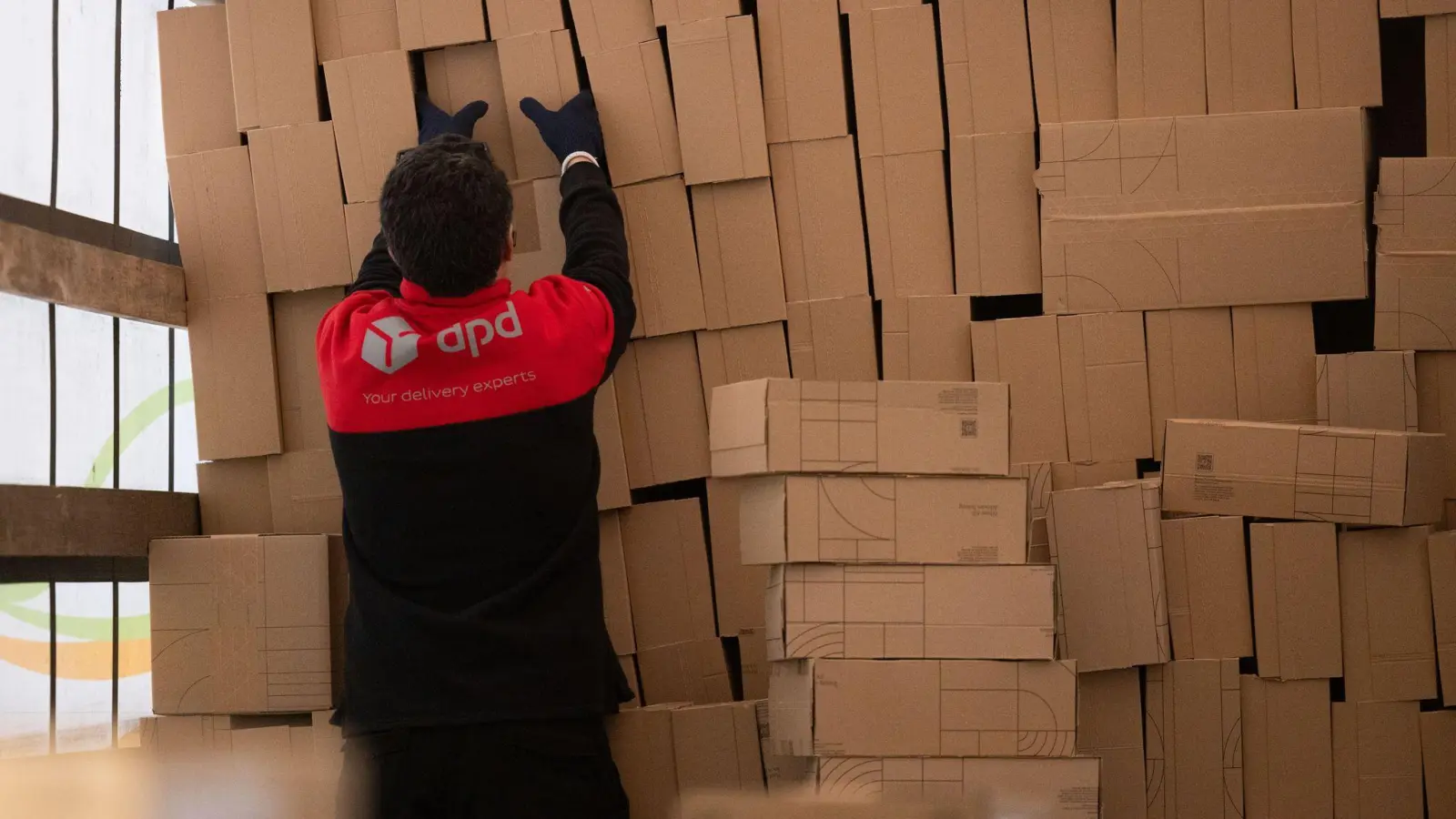 Ein Berg an Paketen, hier in einem Paketzentrum von DPD - an Logistikstandorten anderer Dienstleister sind es ähnlich große Massen. (Foto: Rolf Vennenbernd/dpa)