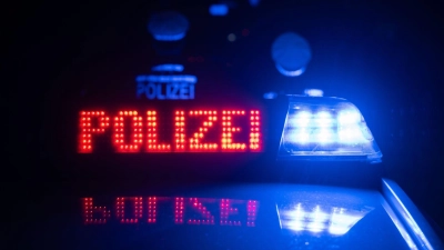 Ein 25-jähriger Autofahrer flüchtete vor der Polizei und wurde auf einem Feldweg bei Windelsbach gestellt. (Symbolbild: Marijan Murat/dpa)