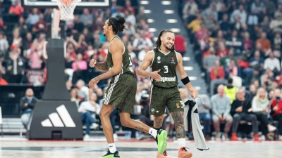 Carsen Edwards (r) lief im dritten Viertel mit 15 Punkten heiß. (Foto: Lukas Barth/dpa)