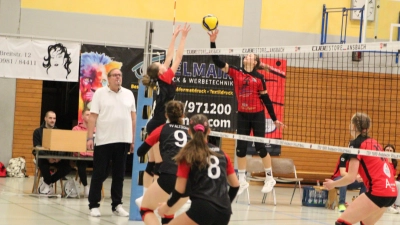 Mit Raffinesse: Die Ansbacherin Sophia Botsch überlistet die Altdorfer Defensive mit einem gefühlvollen Lob. Am Ende freute sich der TSV über einen 3:2-Erfolg. (Foto: Norbert Dietrich)