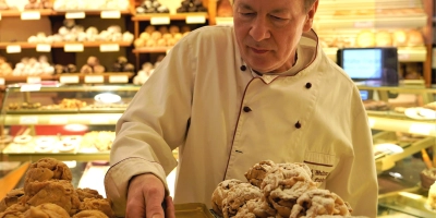 Durchschnittlich 800 Schneeballen backt Walter Friedel am Tag. Für jeden einzelnen rädelt er per Hand den Mürbteig. (Foto: Simone Hedler)