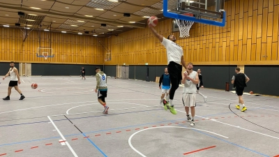 Der neue Boden in der Markgrafenhalle sorgte bei den Regionalliga-Basketballern des TTV Neustadt für Begeisterung. Auf unserem Bild „stopft“ gerade Aaron Lachner den Ball in den Korb. (Foto: Claus Winkelspecht)