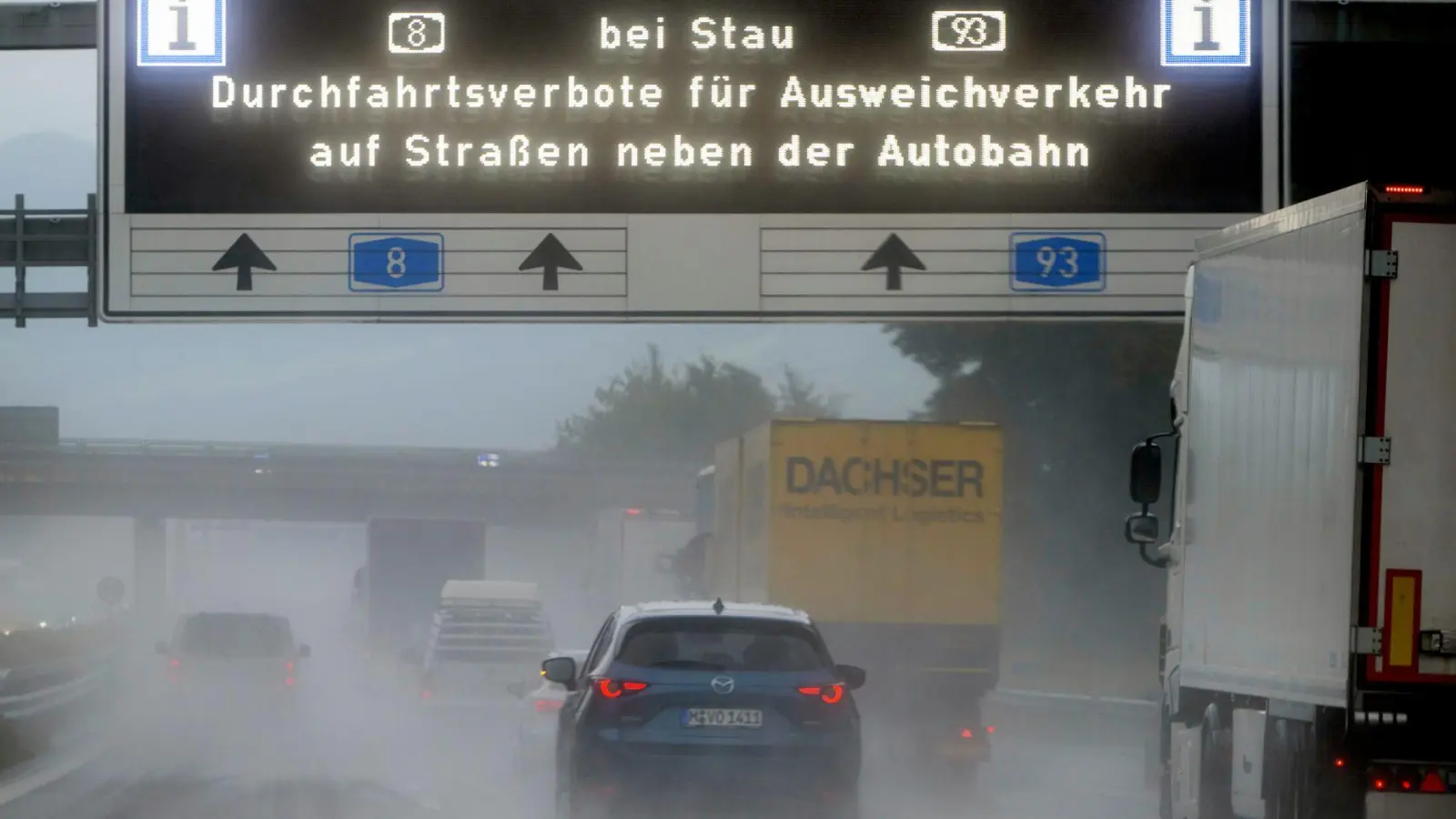 Seit August 2025 dürfen Fahrzeuge bei Stau an einigen Abfahrten der A8 und der A93 die Autobahn nicht mehr verlassen. (Archivbild) (Foto: Peter Kneffel/dpa)