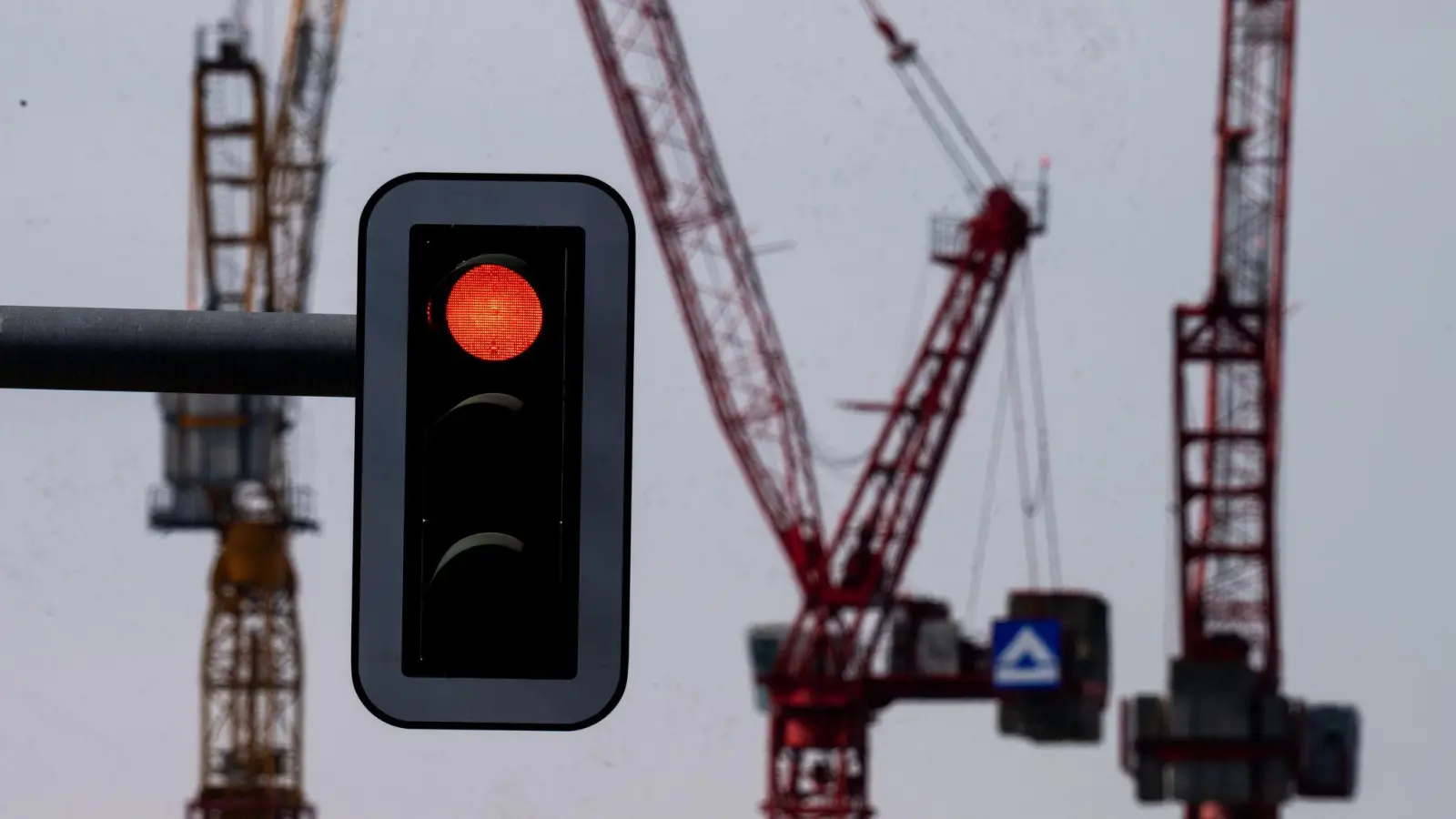 Seit Jahren bremsen immer neue Krisen die deutsche Wirtschaft aus. (Symbolbild) (Foto: Soeren Stache/dpa)