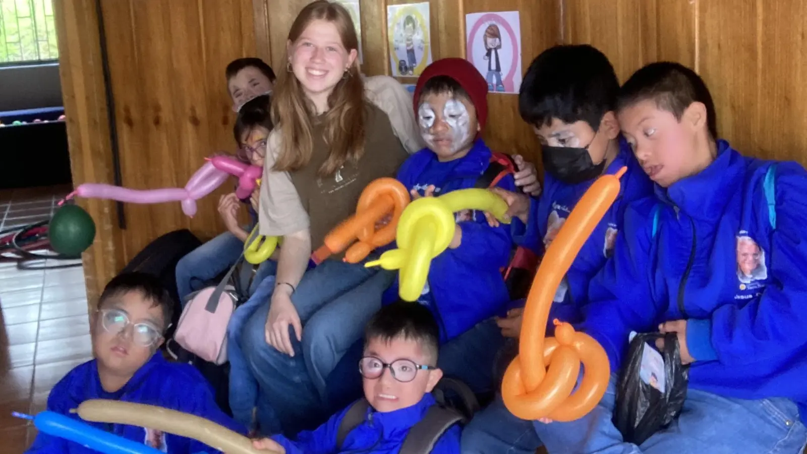 Greta Gehringer, umgeben von ihren Schützlingen des „Tierra-Nueva”-Programms für Kindern mit geistigen Beeinträchtigungen. (Foto: Evelyn Guevera)