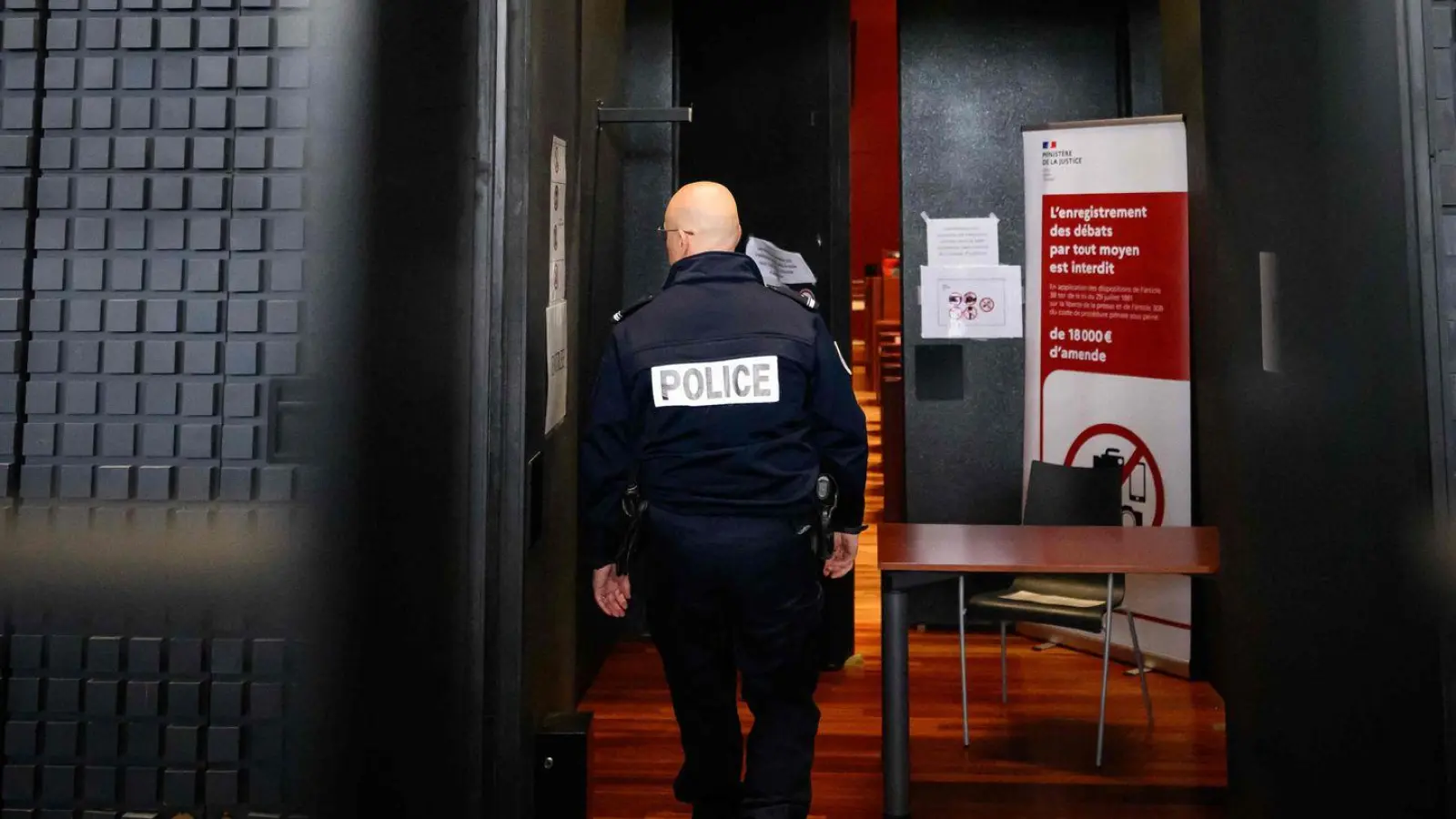 Der sogenannte Maskenmann hatte vor Gericht in Frankreich bestritten, den kleinen Jonathan getötet zu haben. (Archivbild) (Foto: Loic Venance/AFP/dpa)