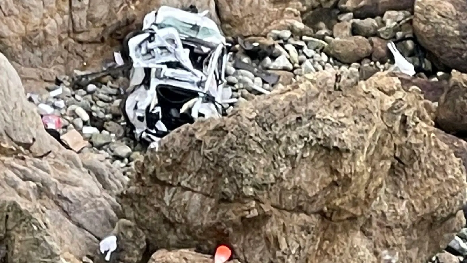 Das völlig zerstörte Auto, das am Pacific Coast Highway von einer Klippe etwa 75 Meter in die Tiefe stürzte. (Foto: Uncredited/San Mateo County Sheriff's Office/AP/dpa)