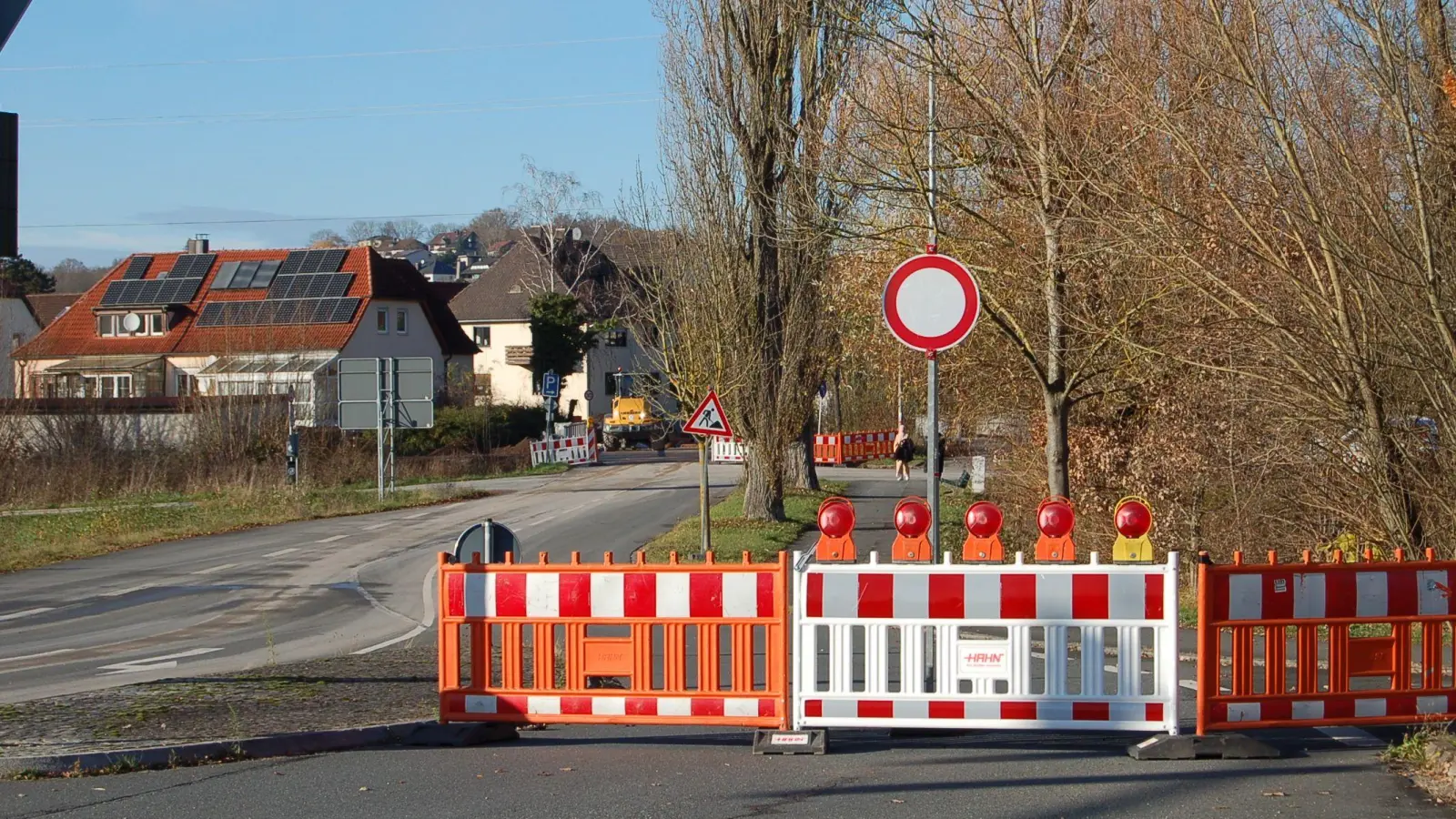 Stopp - hier geht es schon seit Wochen nicht mehr weiter: Der Steinsweg – Verbindung zwischen Karl-Eibl-Straße und Riedfelder Ortsstraße und somit auch die Spange zwischen den beiden Bundesstraßen 8 und 470 – ist wegen Kanalbauarbeiten monatelang gesperrt. (Foto: Christa Frühwald)