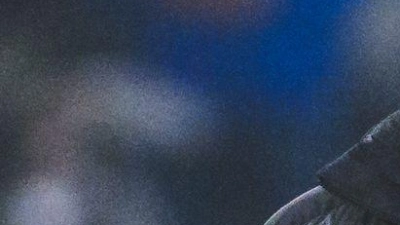 Bald darf er wieder spielen: Musiala (l) im Gespräch mit Trainer Kompany. (Archivbild) (Foto: Tom Weller/dpa)