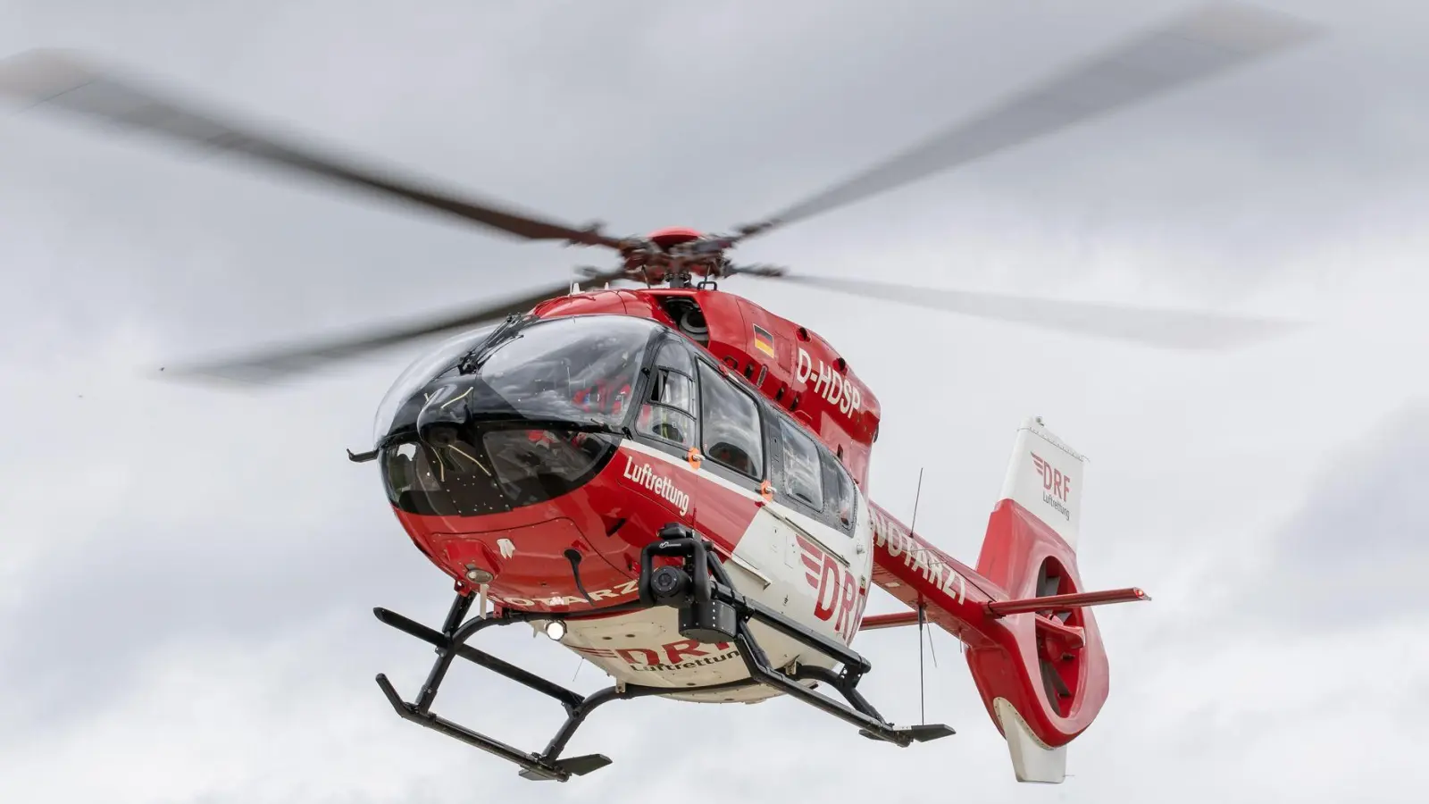 Ein Hubschrauber brachte den verletzten Arbeiter ins Krankenhaus. (Symbolbild) (Foto: Daniel Karmann/dpa)