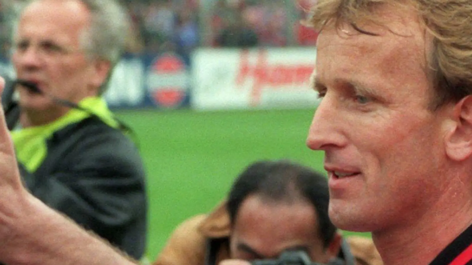Vor dem Spiel war noch alles ok, danach musste Andreas Brehme (r) von Rudi Völler (l) getröstet werden. (Archivbild) (Foto: picture alliance / dpa)