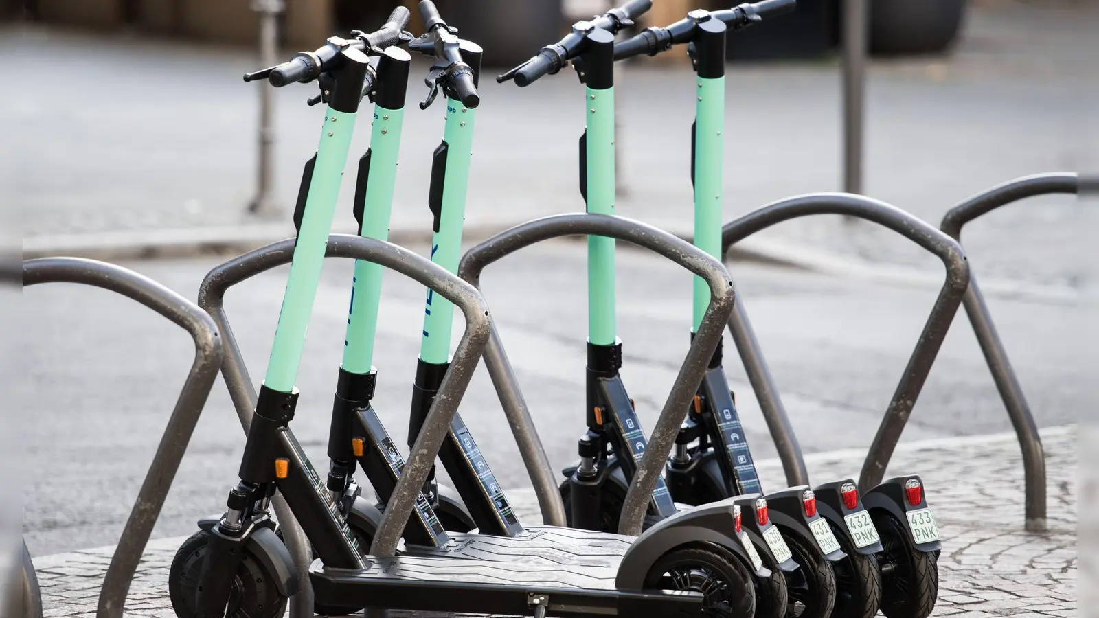 Die Fahrzeuge von Anbietern wie Bolt und Lime lassen sich per Smartphone-App anmieten. (Symbolbild) (Foto: Andreas Arnold/dpa)