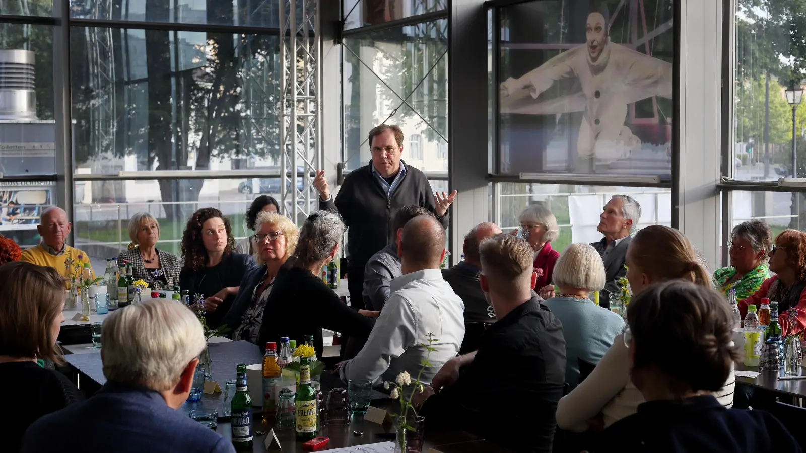 Erläutert die Situation des Theaters beim ersten Theaterstammtisch: Intendant Axel Krauße. (Foto: Thomas Wirth)