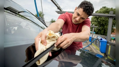 Wischer sauber, Sicht klar: Beim Frühjahrsputz am Auto die Wischerblätter vorsichtig mit einem weichen Tuch und Wischwasser reinigen – scharfe Reiniger können die Gummis angreifen. (Foto: Christin Klose/dpa-tmn)