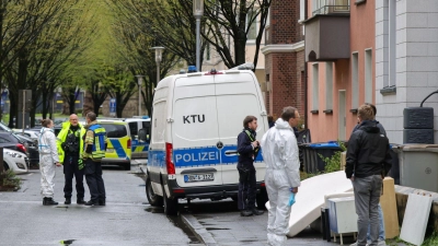 Polizeibeamte vor dem Mehrfamilienhaus der Familie in Witten. Mutter und Tochter sind weiterhin im Krankenhaus. (Foto: Christoph Reichwein/dpa)