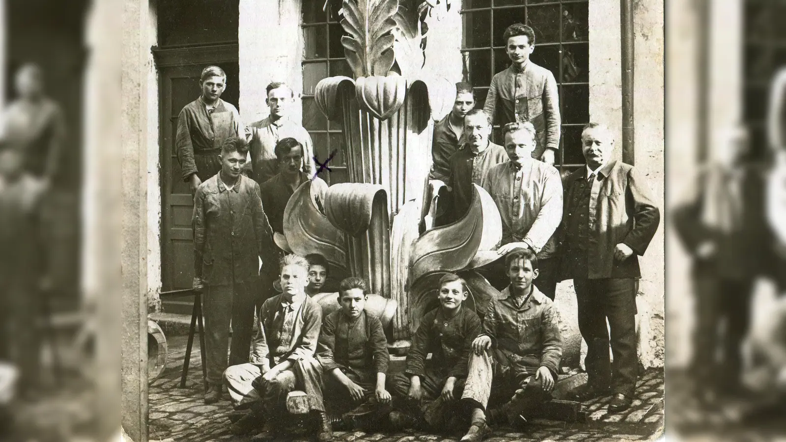 Die Handwerker der Ansbacher Kunstschlosserei Popp präsentieren auf dieser Aufnahme aus dem Jahr 1924 stolz das neue Turmkreuz für die Ludwigskirche. (Repro: Alexander Biernoth)