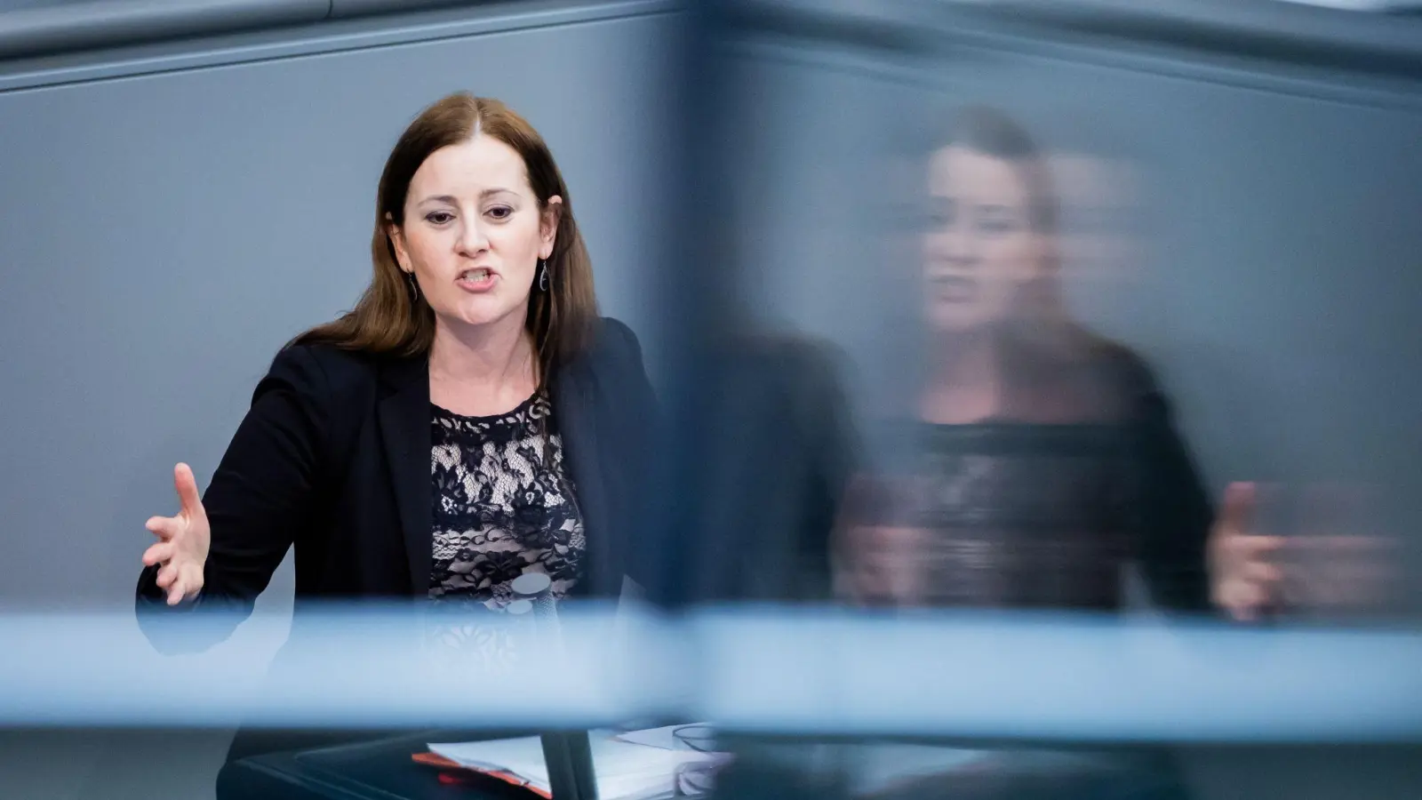 Janine Wissler spricht im Plenum des Deutschen Bundestages. (Foto: Christoph Soeder/dpa)