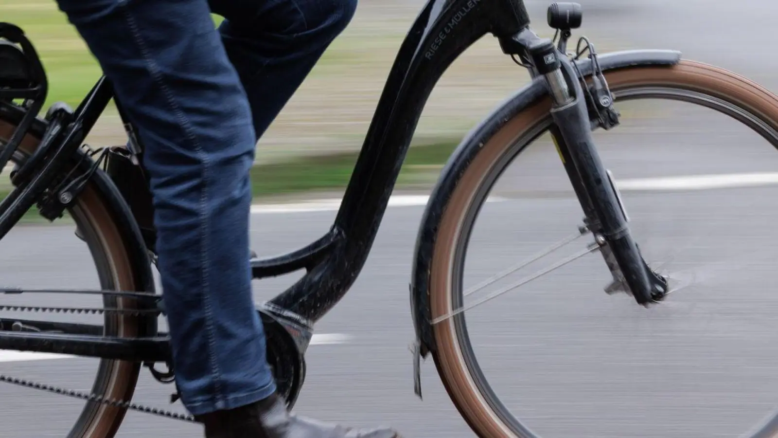 Beim Zusammenstoß in Bad Windsheim am Sonntag wurde der 5-Jährige samt Anhänger über die Straße geschleudert. (Symbolbild: Friso Gentsch/dpa)