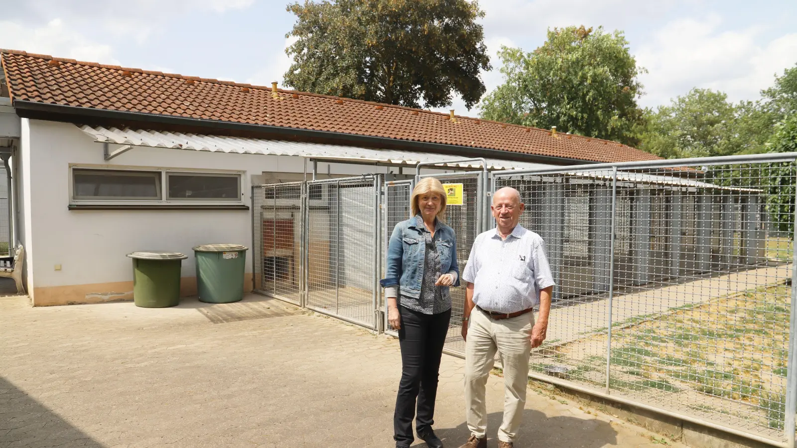 Das Hundehaus des Tierheims soll eine Frischzellenkur bekommen. So sieht der Plan aus, den der Chef des Tierschutzvereins, Günter Pfisterer, und Professorin Dr.-Ing. Yvonne Leipnitz-Ponto verfolgen. (Foto: Oliver Herbst)