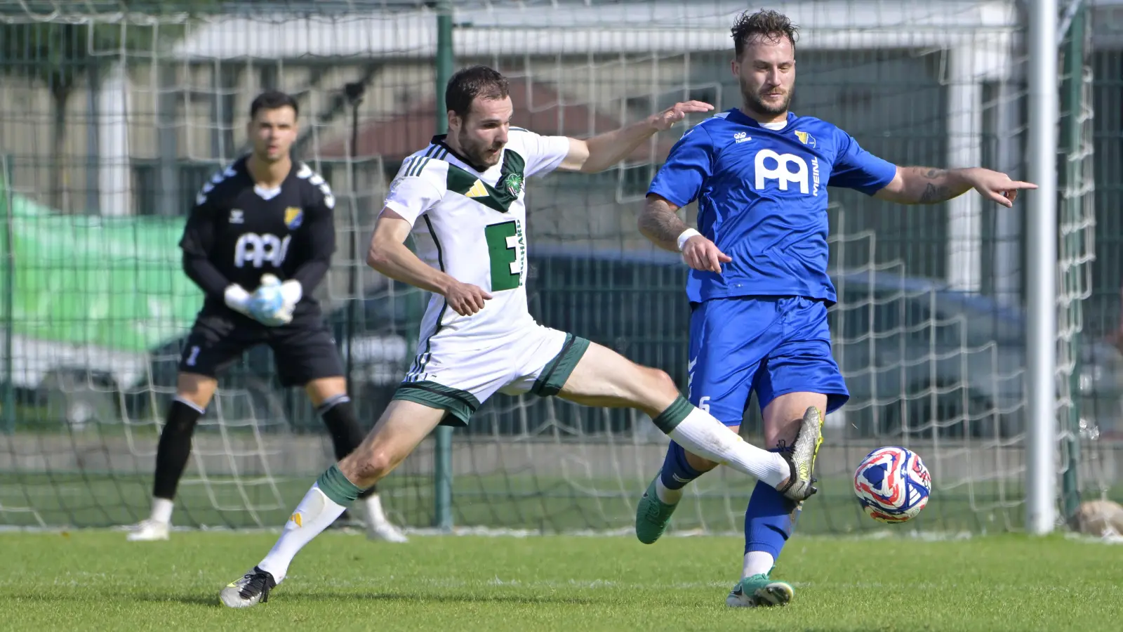 Auf die SVG-Abwehr um Marcel Fürsattel (rechts, hier gegen Daniel Gömmel aus Ammerthal) kommt in Feucht jede Menge Arbeit zu. (Foto: Martin Rügner)
