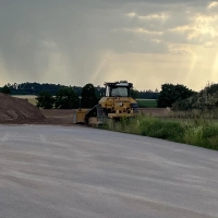 Eine ähnliche Gelände-Auffüllung wie hier bei Dietenhofen könnte auch beim Rügländer Gemeindeteil Stockheim entstehen. (Foto: Yvonne Neckermann)