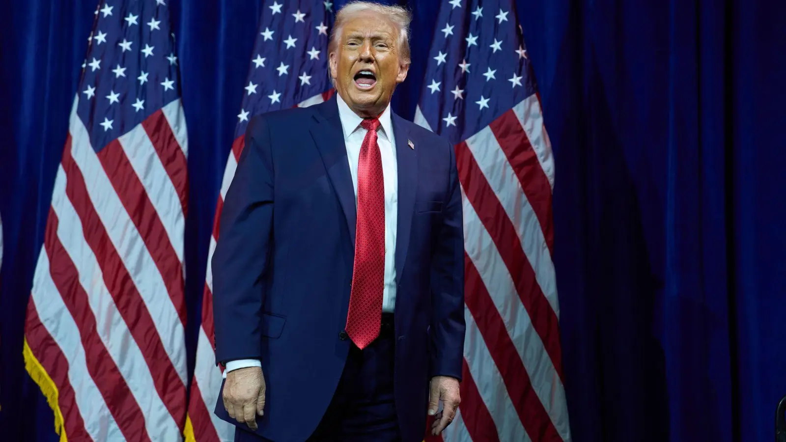 Die US-Regierung bringt einen Militäreinsatz ins Spiel.  (Foto: Evan Vucci/AP/dpa)