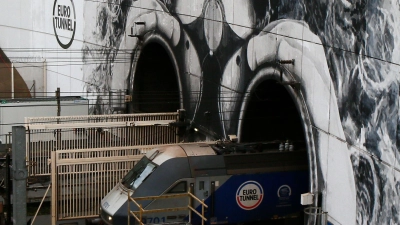 Der Zugverkehr durch den Eurotunnel ist stark beeinträchtigt (Archivbild)  (Foto: Michel Spingler/AP/dpa)