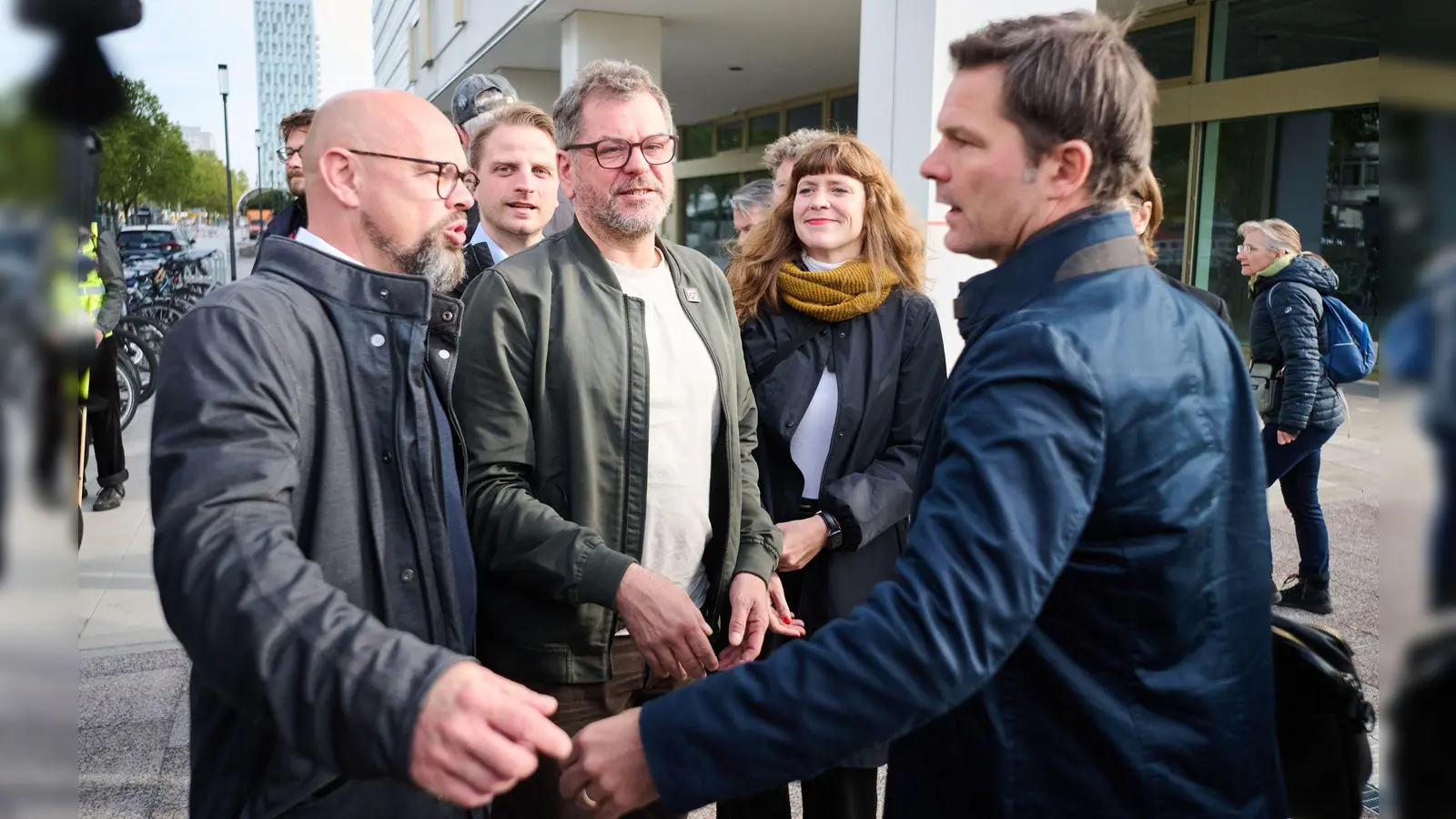 Vertreterinnen und Vertreter der Berliner Parteispitzen von Linken, Grünen und SPD haben sich erneut im Haus der Statistik in Berlin getroffen.  (Foto: Sebastian Christoph Gollnow/dpa)