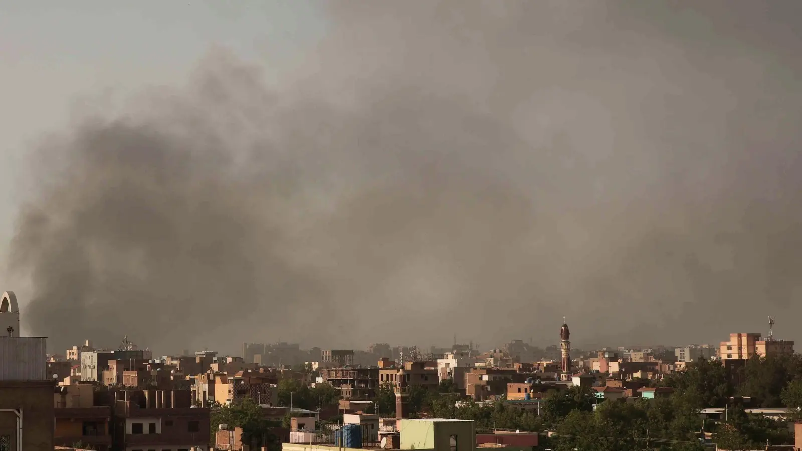 Schwere Kämpfe in Khartum: Im Sudan kämpfen das Militär und die paramilitärischen Rapid Support Forces um die Macht. (Foto: Marwan Ali/AP/dpa)