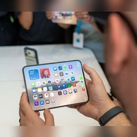 Laut Apple soll beim iPhone Duo die Falte in der Mitte des aufklappbaren Bildschirms deutlich weniger sichtbar sein als in Modellen der Konkurrenz. (Foto: Andrej Sokolow/dpa)
