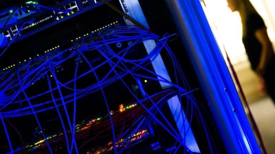 Persönlichkeitsrechte wiegen schwerer als Plattforminteressen: Konten, die überwiegend für Hass und Beleidigungen genutzt werden, können entfernt werden. (Foto: Julian Stratenschulte/dpa/dpa-tmn)