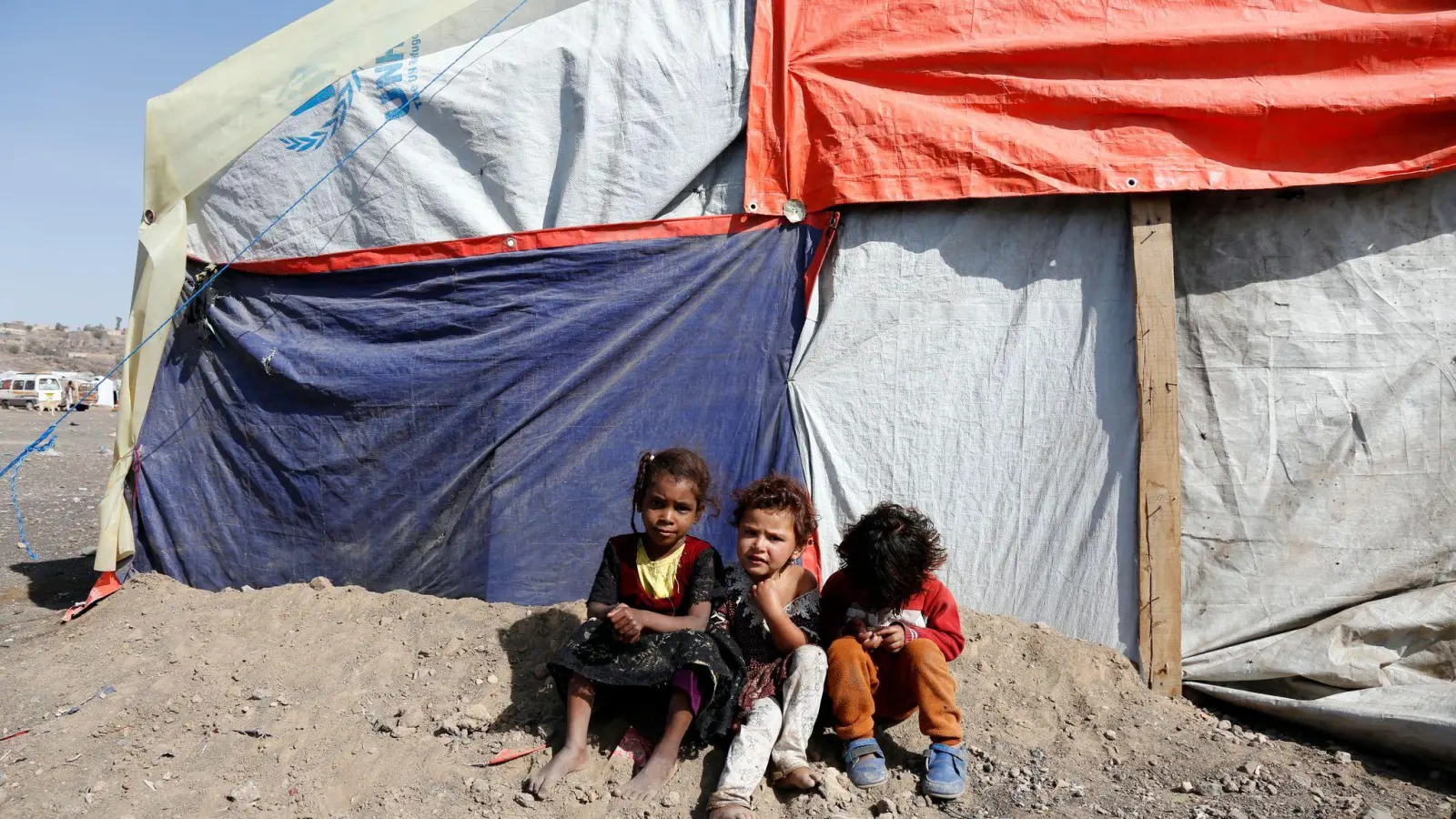 Kinder vor einem Zelt im Lager Dharawan für Binnenflüchtlinge in der Nähe von Sanaa. (Foto: Mohammed Mohammed/XinHua/dpa)