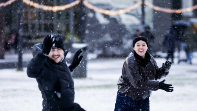 Menschen vergnügen sich bei einer Schneeballschlacht in Amsterdam in den Niederlanden. (Foto: Robin Van Lonkhuijsen/ANP/dpa)