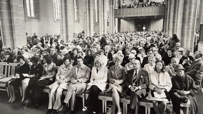 Der Festgottesdienst in der Johanniskirche 1973 war sehr gut besucht. Laut Zeitungsbericht kamen besonders viele Ansbacher, da die Möglichkeit bestand, kostenfrei einer Kantate zu lauschen. (Repro: Lara Hausleitner)