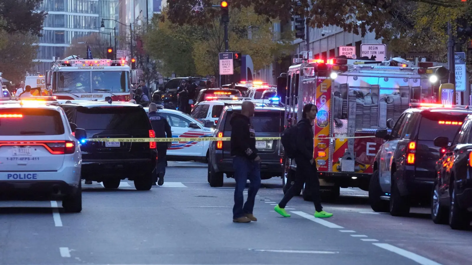Mitten in der Washingtoner Innenstadt sind am Tag vor Thanksgiving Schüsse gefallen.  (Foto: Mark Schiefelbein/AP/dpa)