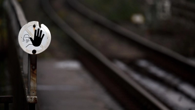 Wegen Bauarbeiten halten in Bochum seit Anfang September keine Regionalbahnen oder Fernzüge mehr - doch ein Ende der Sperrung ist absehbar (Foto Illustration). (Foto: Federico Gambarini/dpa)