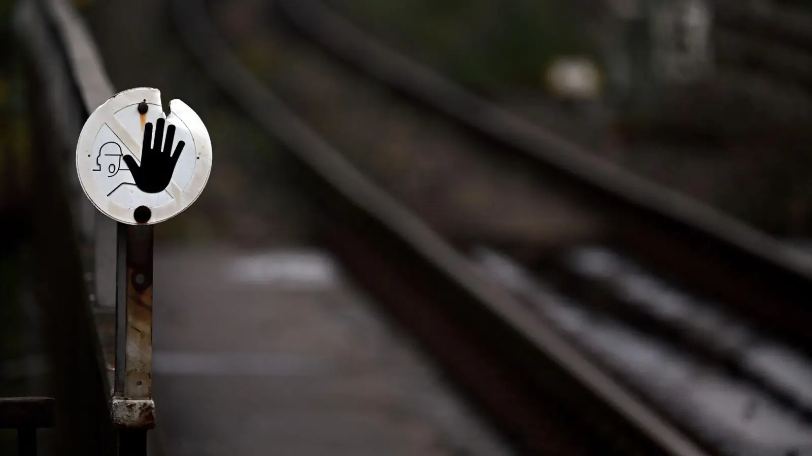 Wegen Bauarbeiten halten in Bochum seit Anfang September keine Regionalbahnen oder Fernzüge mehr - doch ein Ende der Sperrung ist absehbar (Foto Illustration). (Foto: Federico Gambarini/dpa)