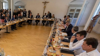 Knapp sieben Wochen nach dem teils verheerenden Hochwasser an der Donau befasst sich das Kabinett bei seiner Sitzung im Kloster Weltenburg mit Fragen zur Verbesserung des Hochwasserschutzes. (Foto: Peter Kneffel/dpa)