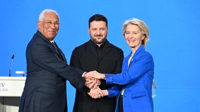 Ukraines Präsident Selenskyj (M.) kann zufrieden sein: die EU-Verhandlungen mit seinem Land können in eine substanzielle Phase eintreten. (Archivbild)  (Foto: Ansgar Haase/dpa)