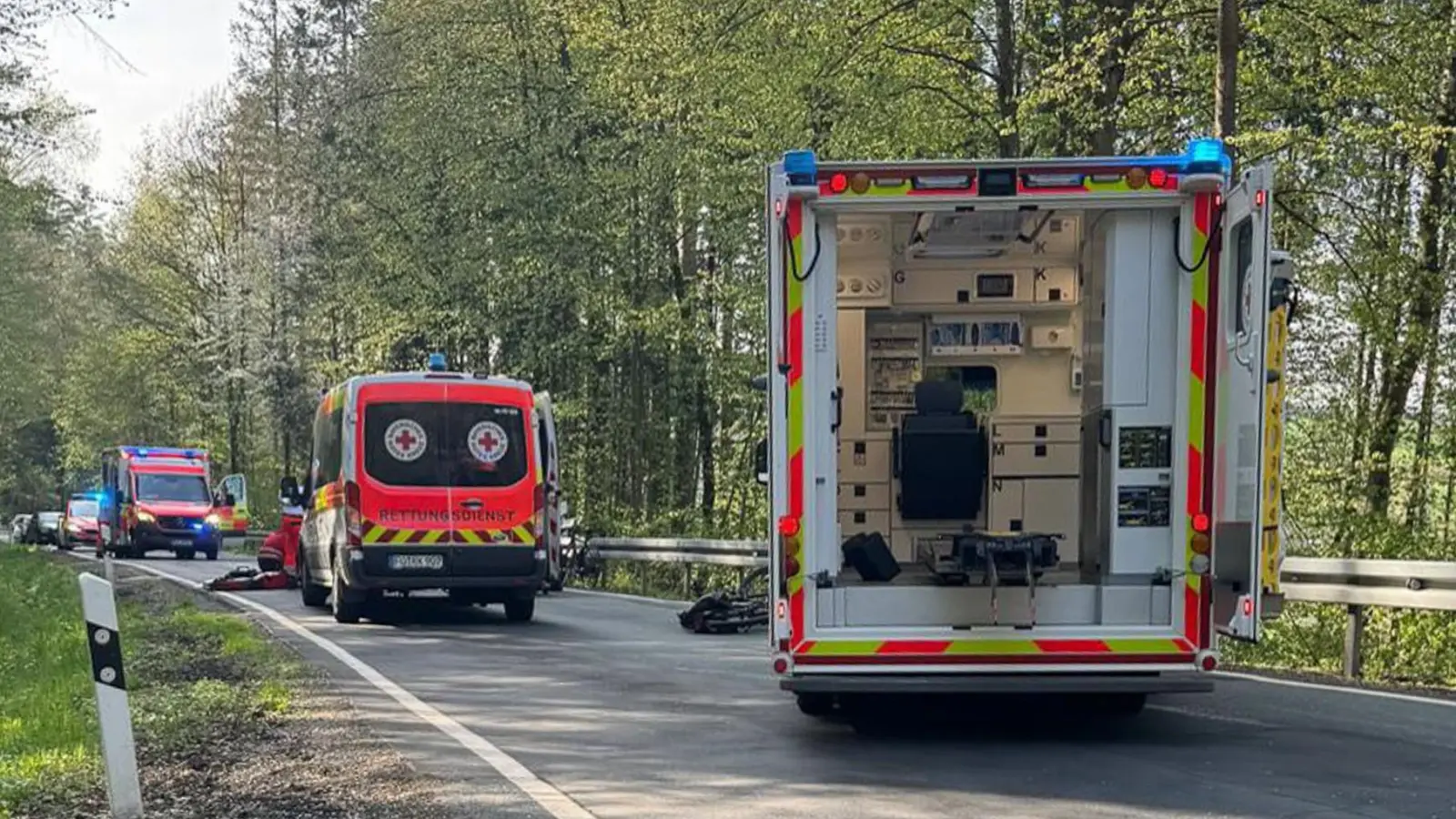 Die Rettungskräfte wurden zu einem Unfall mit zwei Fahrradfahrern im Landkreis Neustadt/Aisch-Bad Windsheim gerufen. (Foto: Mirko Fryska)