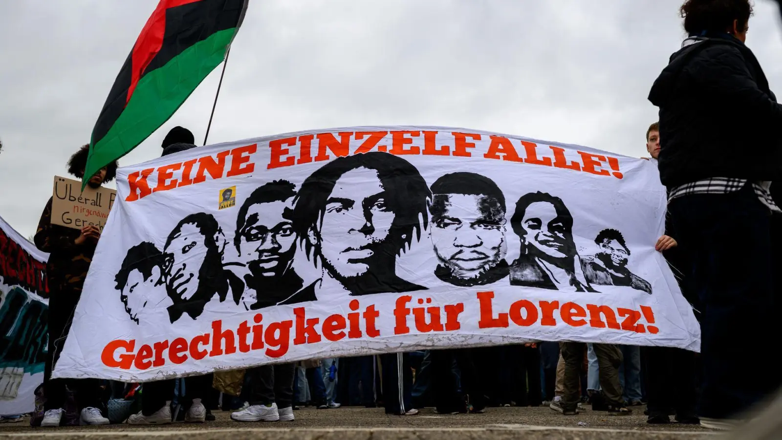 Die Demonstration fand fast auf den Tag genau ein Jahr nach den tödlichen Polizeischüssen statt.  (Foto: Izabela Mittwollen/dpa)