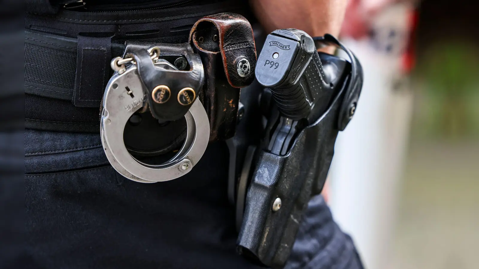 Spezialeinheiten der Bayerischen Polizei üben in der Luitpoldschule. (Symbolbild: Carsten Rehder/dpa)